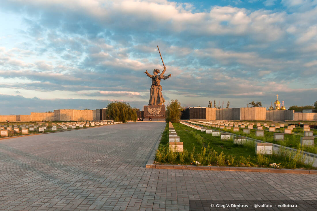 Воинское мемориальное кладбище на Мамаевом кургане фотография