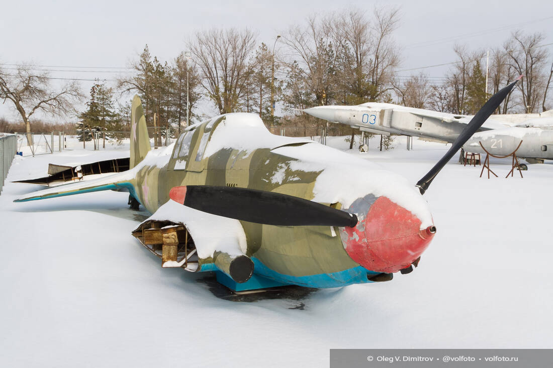 Военная техника на Мамаевом кургане, на площадке позади «Родины-матери» фотография
