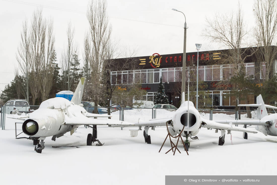 Военная техника на Мамаевом кургане, на площадке позади «Родины-матери» фотография