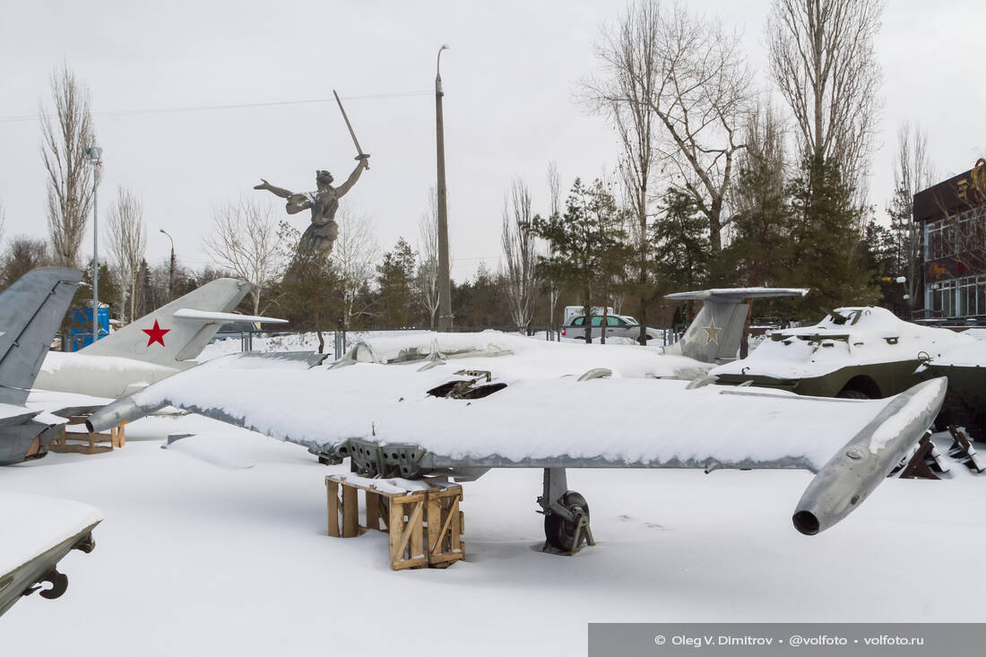 Военная техника на Мамаевом кургане, на площадке позади «Родины-матери» фотография