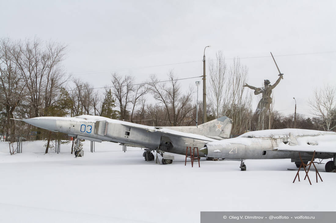 Военная техника на Мамаевом кургане, на площадке позади «Родины-матери» фотография