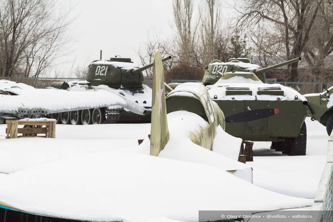 Военная техника на Мамаевом кургане, на площадке позади «Родины-матери» фотография