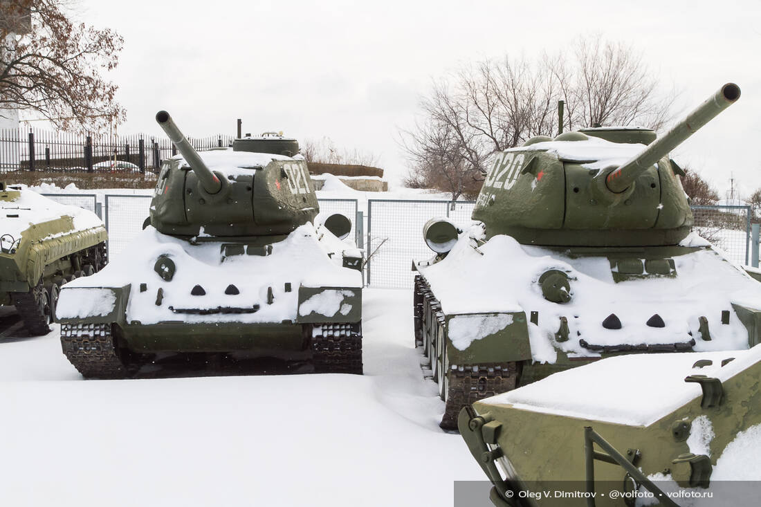 Военная техника на Мамаевом кургане, на площадке позади «Родины-матери» фотография