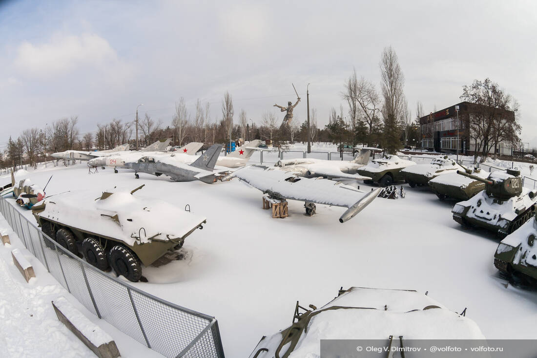 Военная техника на Мамаевом кургане, на площадке позади «Родины-матери» фотография
