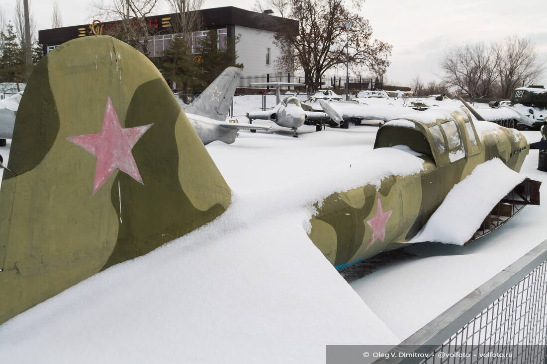 Военная техника на Мамаевом кургане, на площадке позади «Родины-матери» фотография
