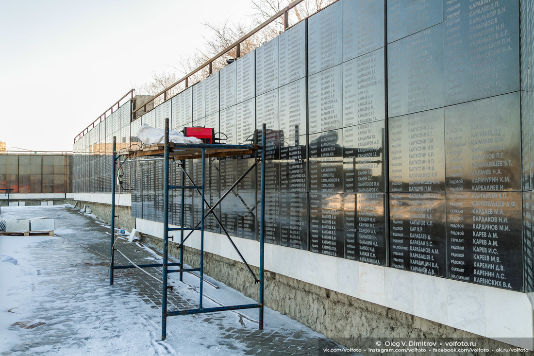Монтаж памятных плит на стене памяти воинского мемориального кладбища фотография