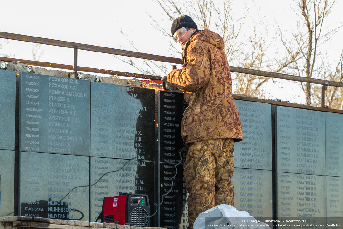 Монтаж памятных плит на стене памяти воинского мемориального кладбища фотография