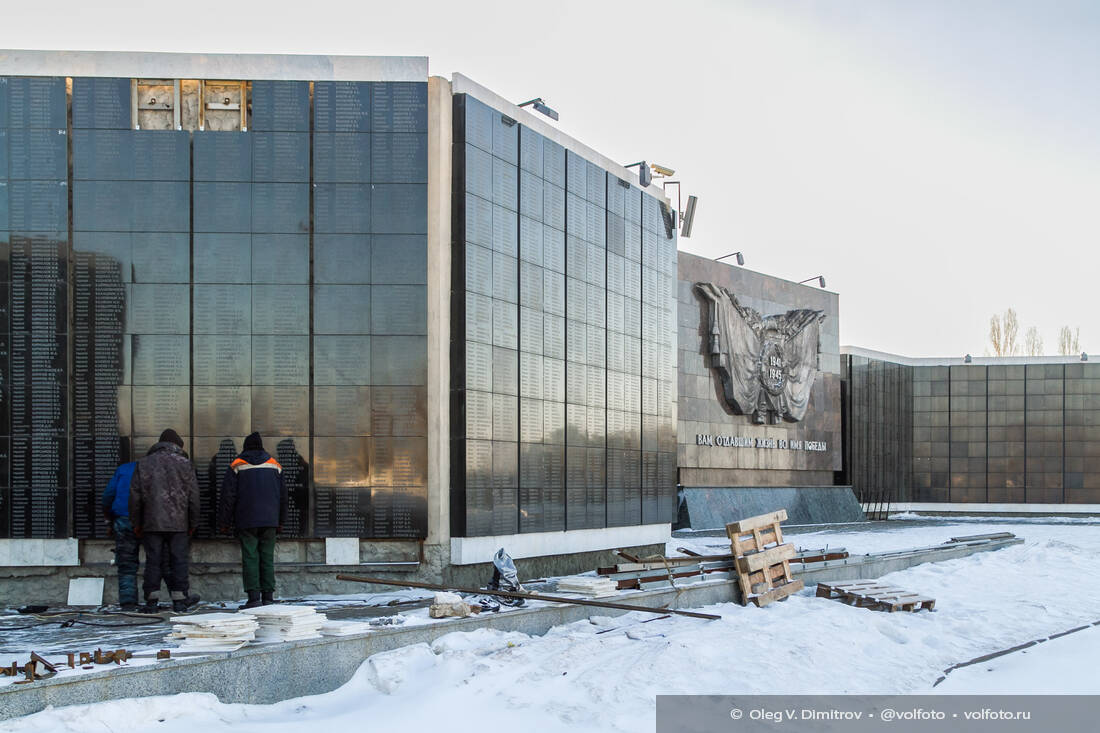 Стена памяти на воинском мемориальном кладбище фотография