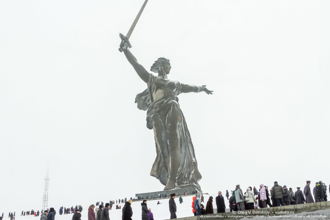 Большинство гостей Мамаева кургана стремятся к вершине, где высится монумент «Родина-мать зовёт!» фотография