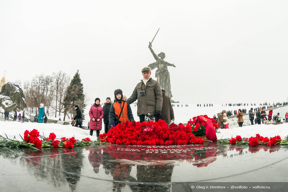 Большинство гостей Мамаева кургана стремятся к вершине, где высится монумент «Родина-мать зовёт!» фотография