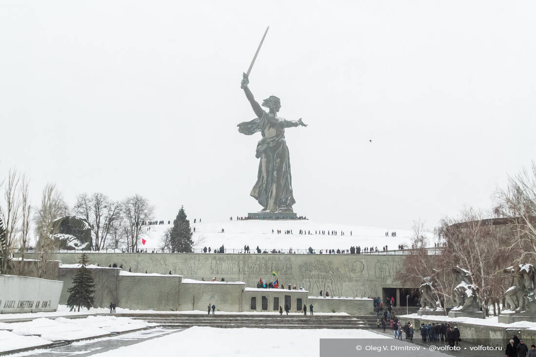 Большинство гостей Мамаева кургана стремятся к вершине, где высится монумент «Родина-мать зовёт!» фотография