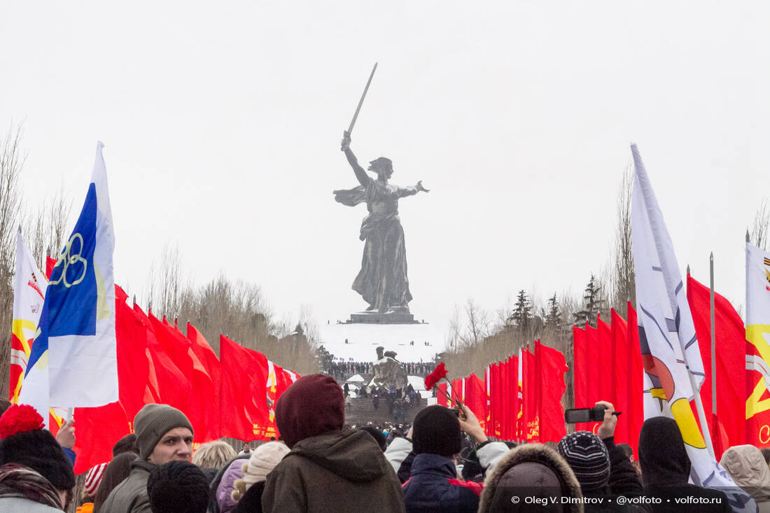 Тысячи людей поднимаются сегодня на Мамаев курган фотография