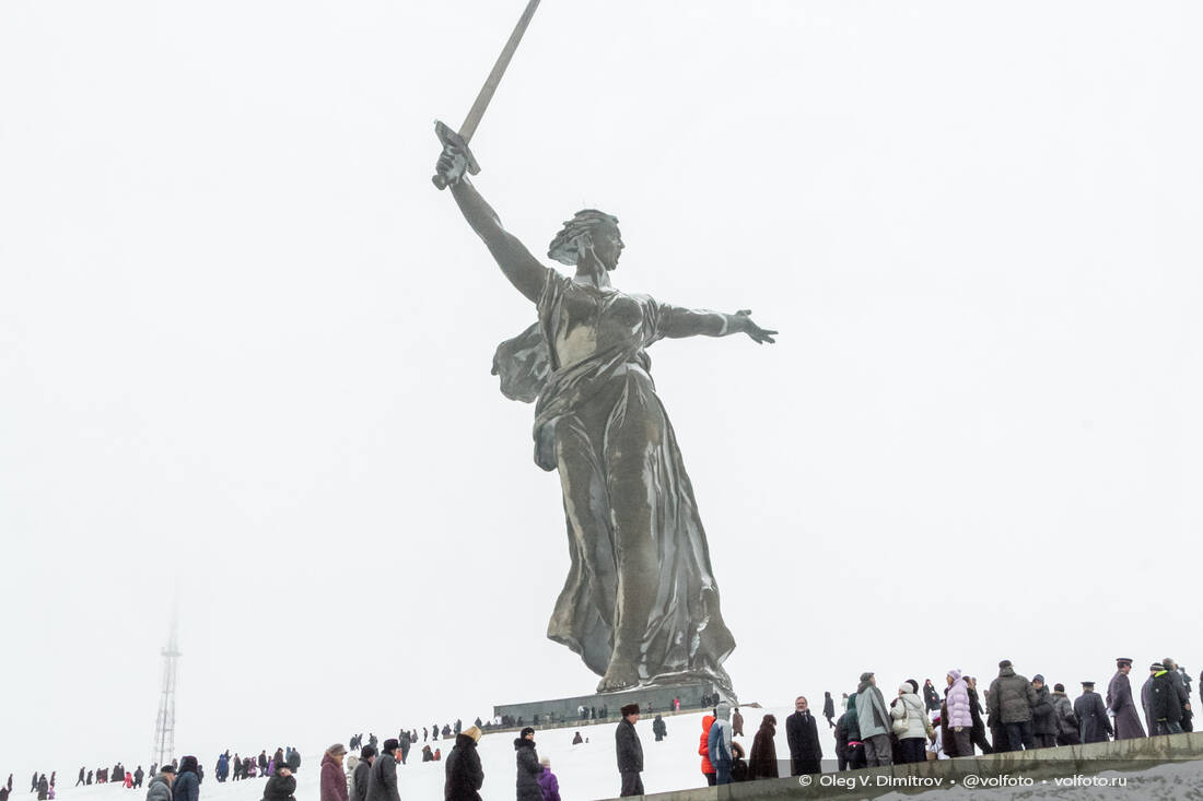 Большинство гостей Мамаева кургана стремятся к вершине, где высится монумент «Родина-мать зовёт!» фотография