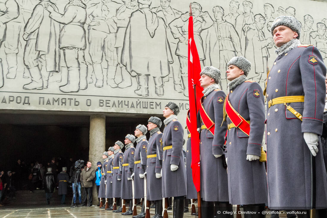 В Зале Воинской Славы идет возложение венков и цветов фотография