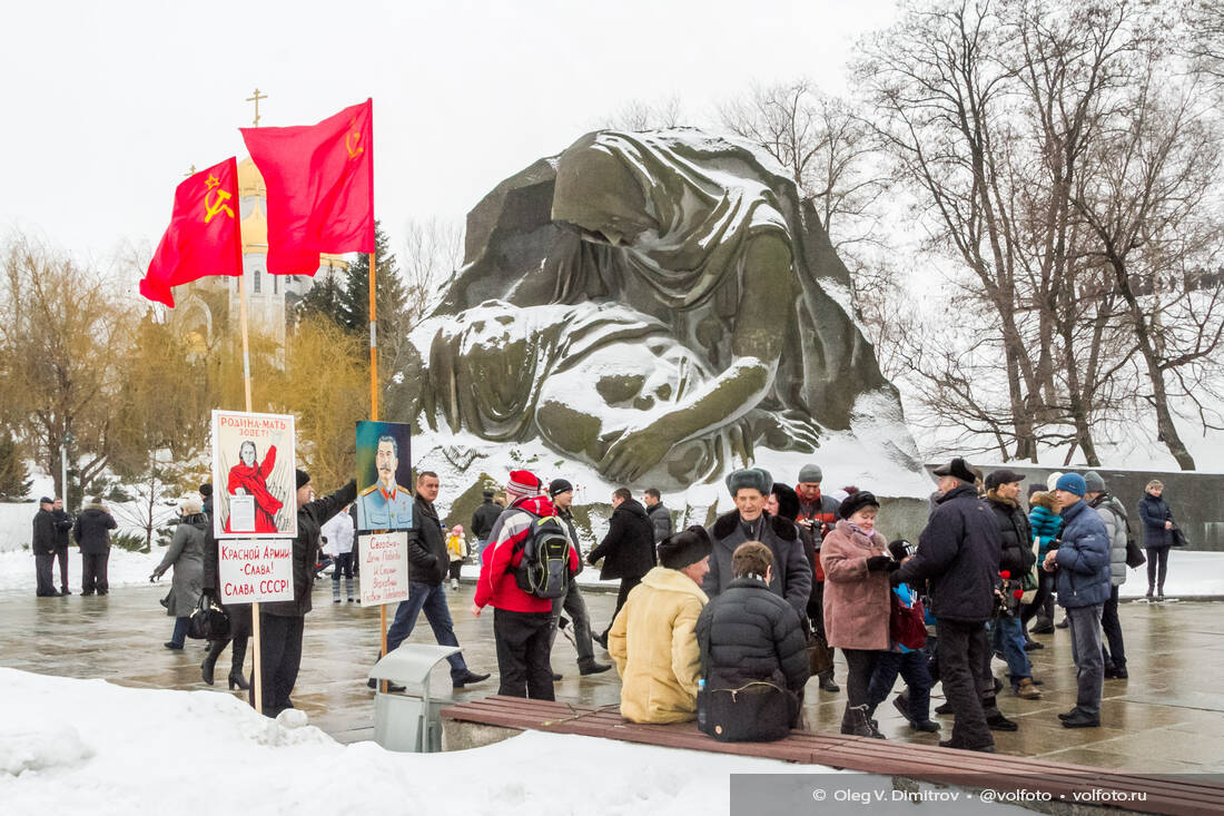 Большинство гостей Мамаева кургана стремятся к вершине, где высится монумент «Родина-мать зовёт!» фотография