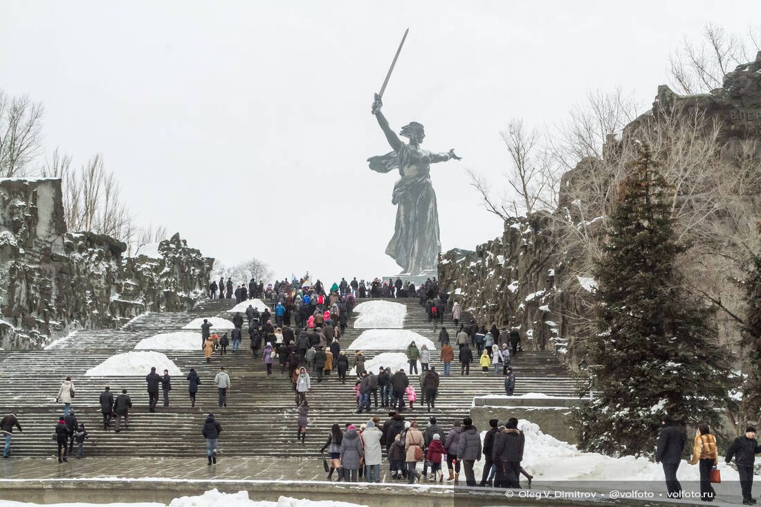 Тысячи людей поднимаются сегодня на Мамаев курган фотография