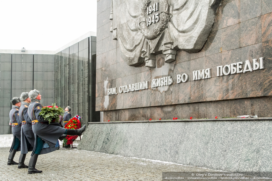 Стела «Вернуть имена солдат» на воинском мемориальном клудбище фотография