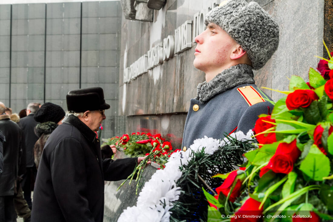Возложение цветов к стеле «Вернуть имена солдат» фотография