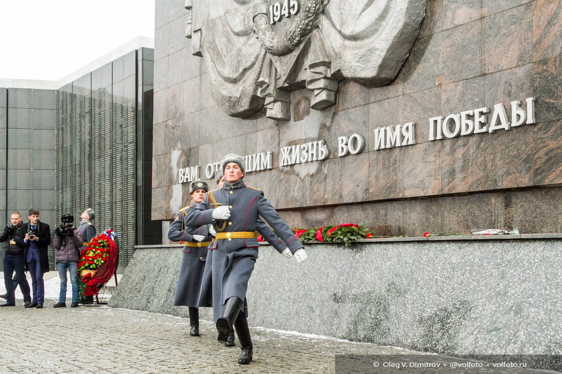 Стела «Вернуть имена солдат» на воинском мемориальном клудбище фотография