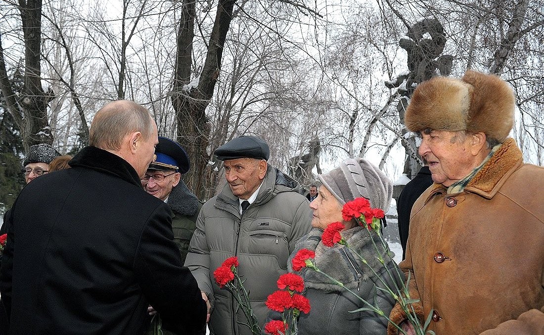 Владимир Путин встретился с ветеранами и возложил венок к Вечному огню в Зале Воинской Славы фотография