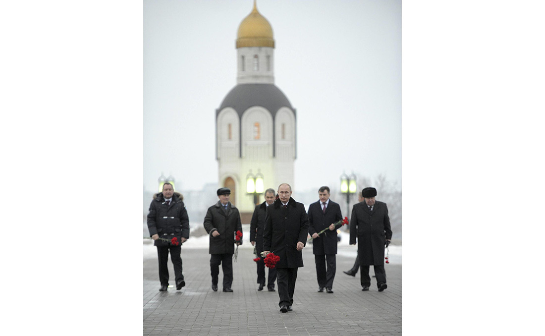 Владимир Путин на мемориальном кладбище у стелы «Вернуть имена солдат» фотография