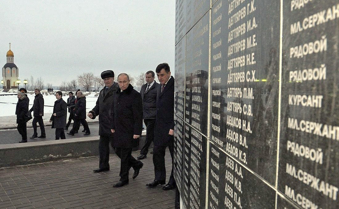 Владимир Путин на мемориальном кладбище у стелы «Вернуть имена солдат» фотография