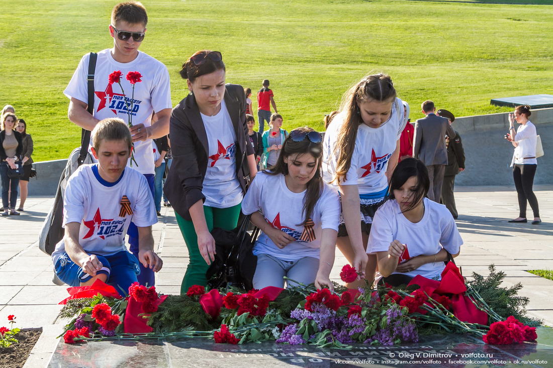 Возложение цветов участниками акции к могиле Василия Чуйкова фотография
