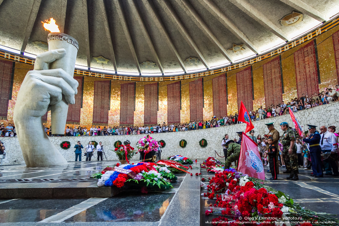 Возложение венков и цветов к Вечному огню в Зале Воинской Славы фотография