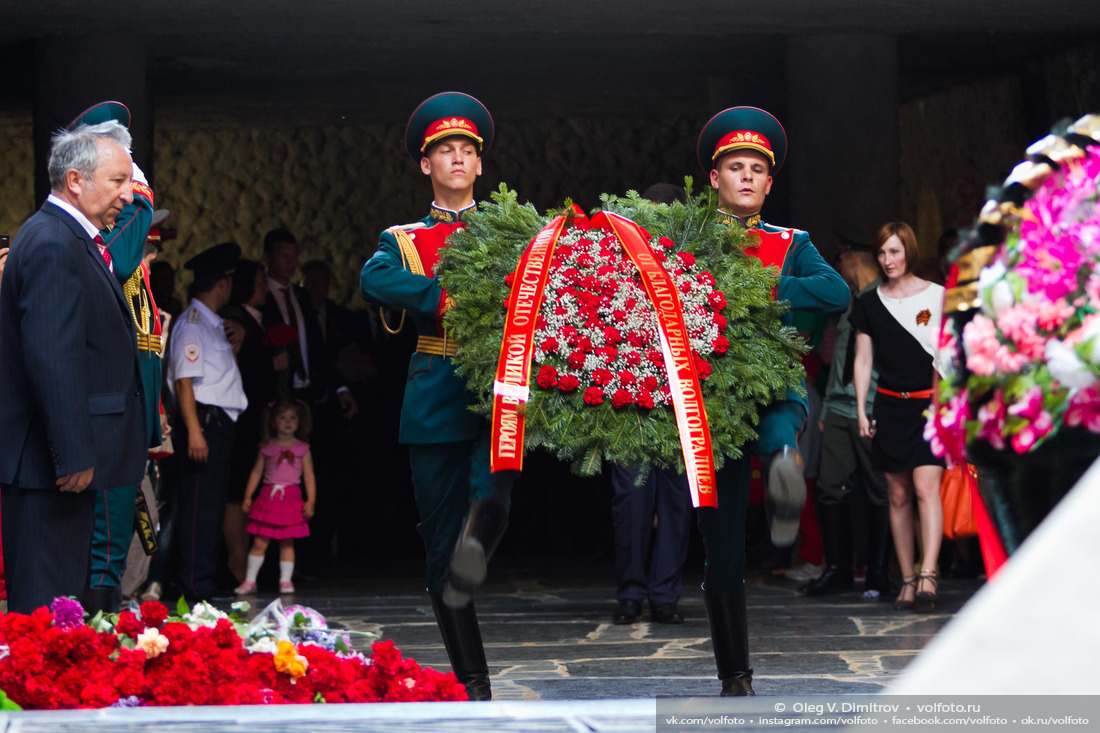 Возложение венков и цветов к Вечному огню в Зале Воинской Славы фотография