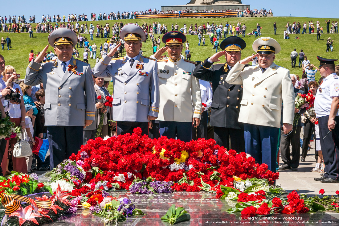 Цветы у могилы Василия Ивановича Чуйкова фотография
