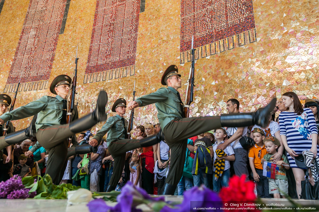 Люди всех возрастов приходят в День Победы на Мамаев курган фотография