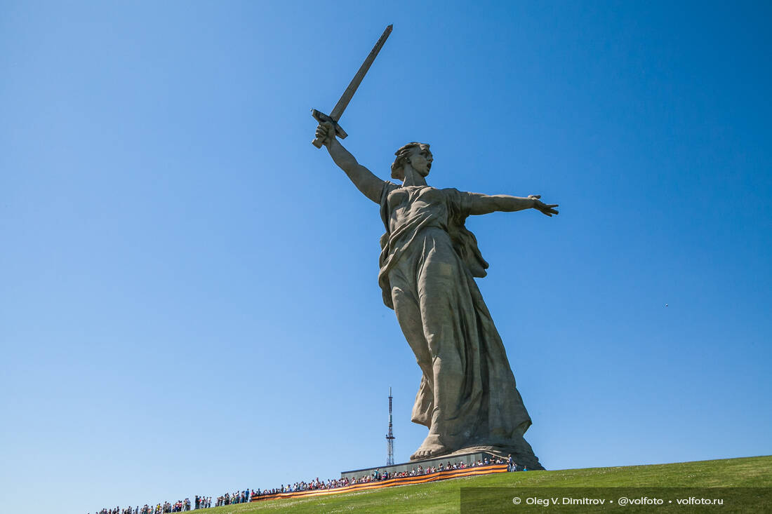 Георгиевская лента у подножья «Родины-матери», цветы у подножья монумента и в водах бассейна на Площади Героев фотография