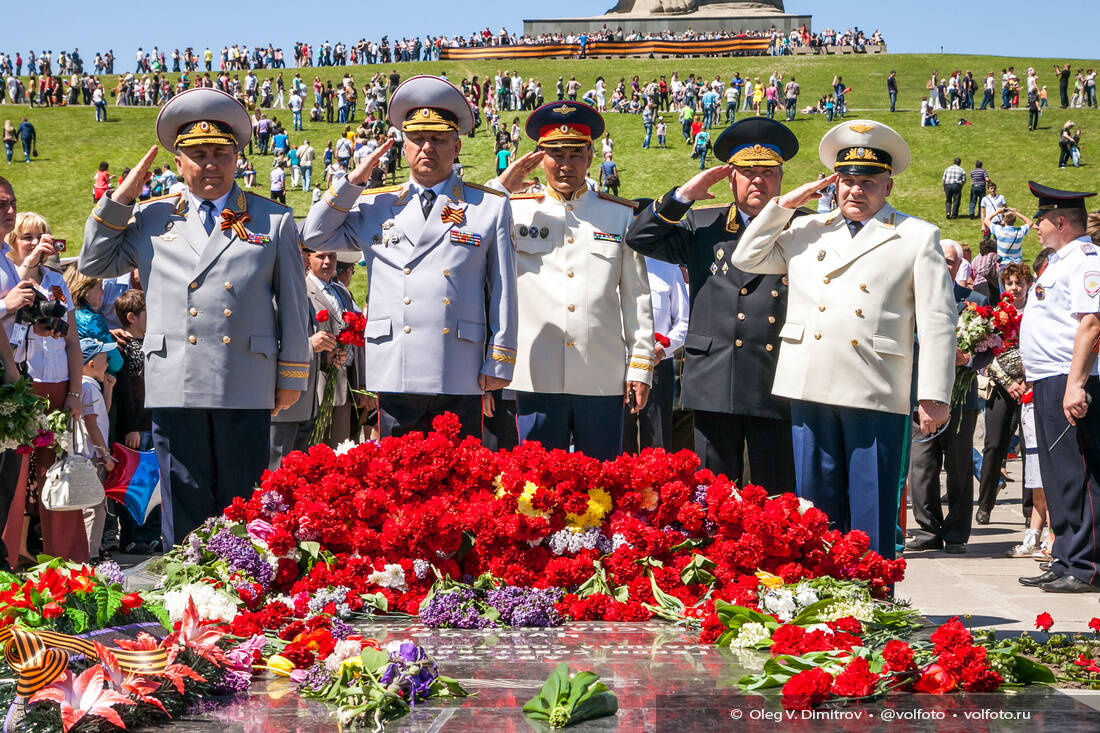 Цветы у могилы Василия Ивановича Чуйкова фотография