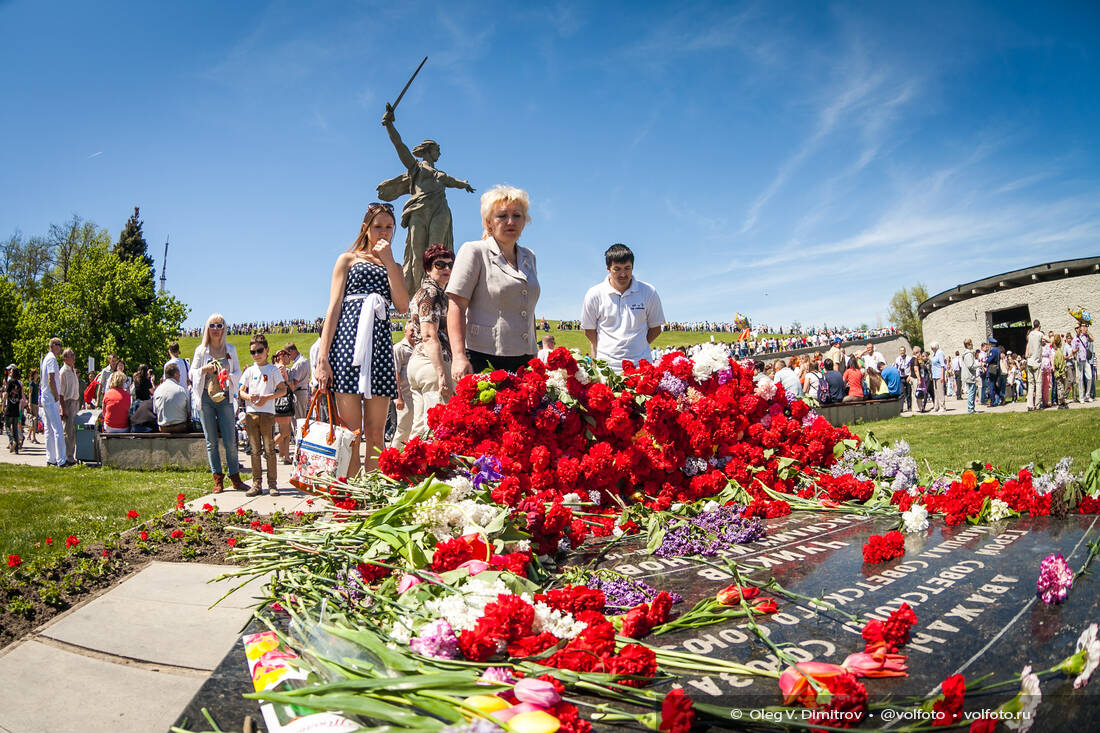 Люди всех возрастов приходят в День Победы на Мамаев курган фотография