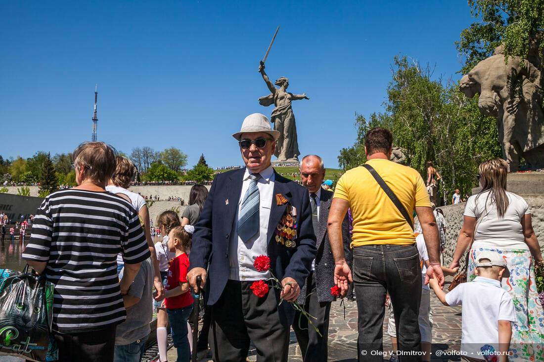 Люди всех возрастов приходят в День Победы на Мамаев курган фотография