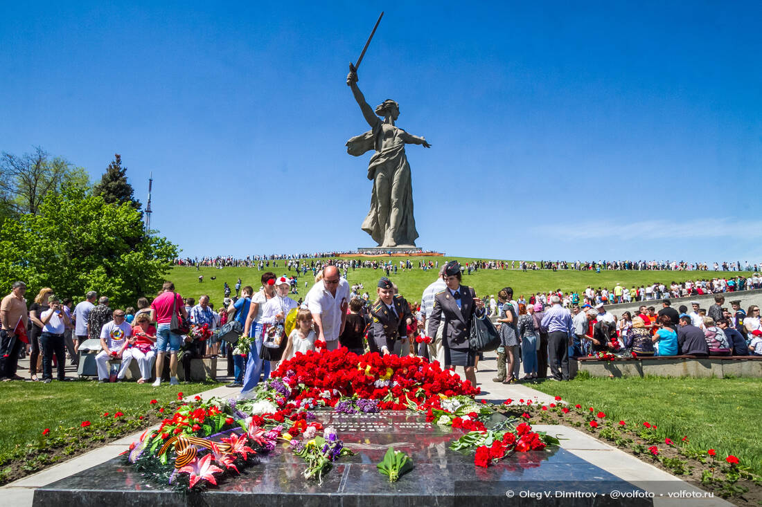 Цветы у могилы Василия Ивановича Чуйкова фотография