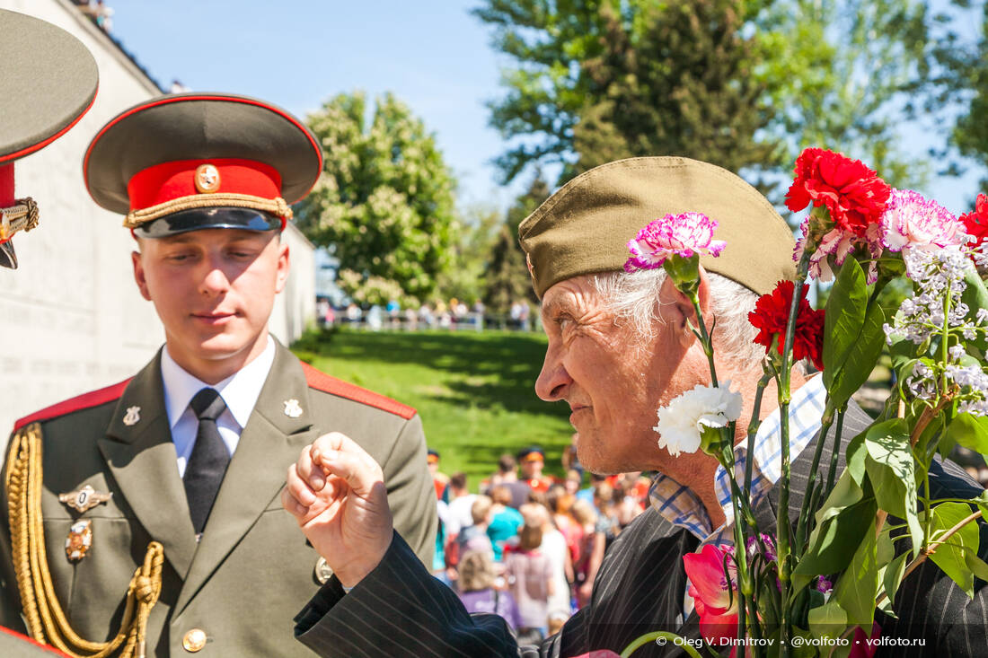 Люди всех возрастов приходят в День Победы на Мамаев курган фотография