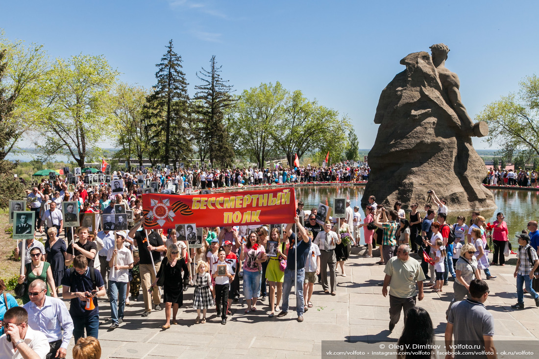 Колонна «Бессмертного полка» поднимается на главную высоту России фотография