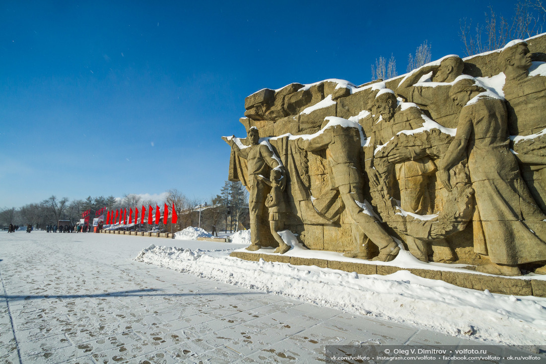 Монументы Мамаева кургана, укутанные снегом фотография