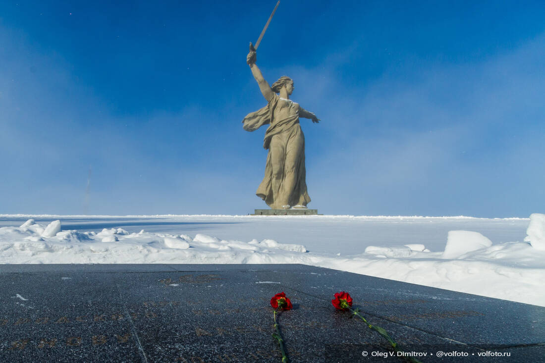 Монументы Мамаева кургана, укутанные снегом фотография