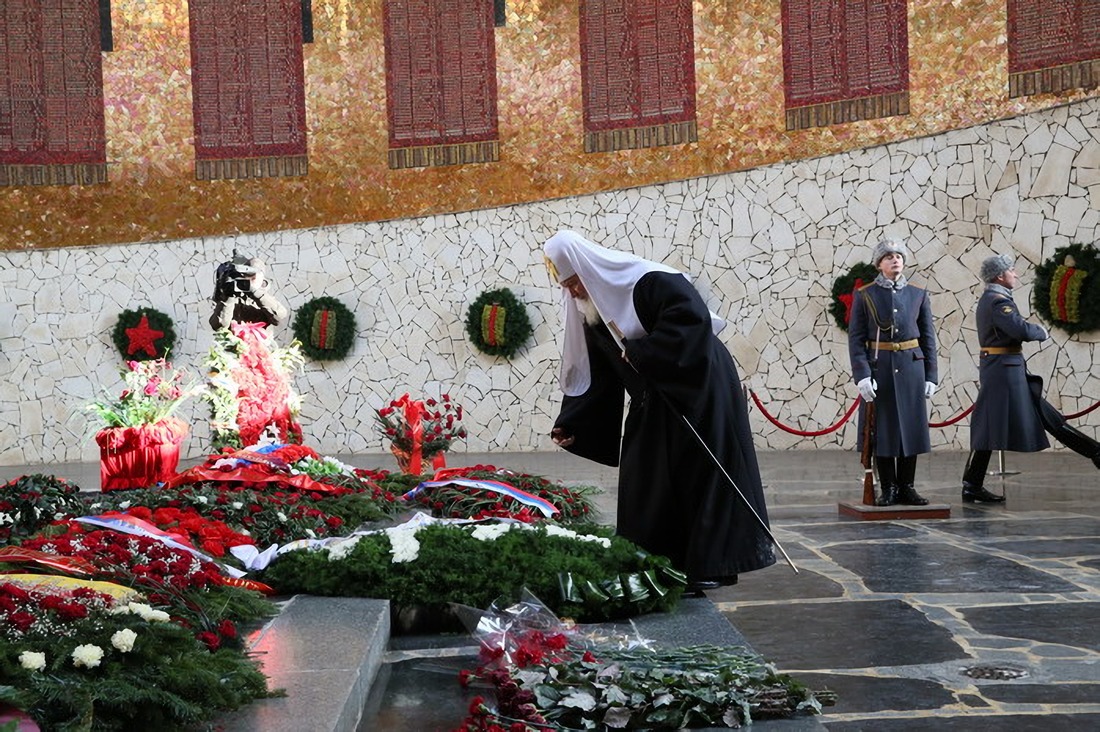 Патриарх Кирилл возлагает цветы в Зале Воинской Славы на Мамаевом кургане фотография