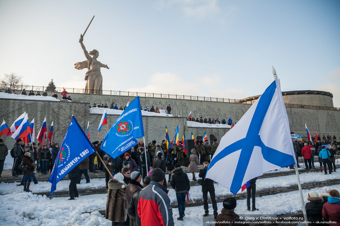 Участники митинга-антимайдана пришли с плакатами «Нет войне» и «Волгоград против фашизма» фотография