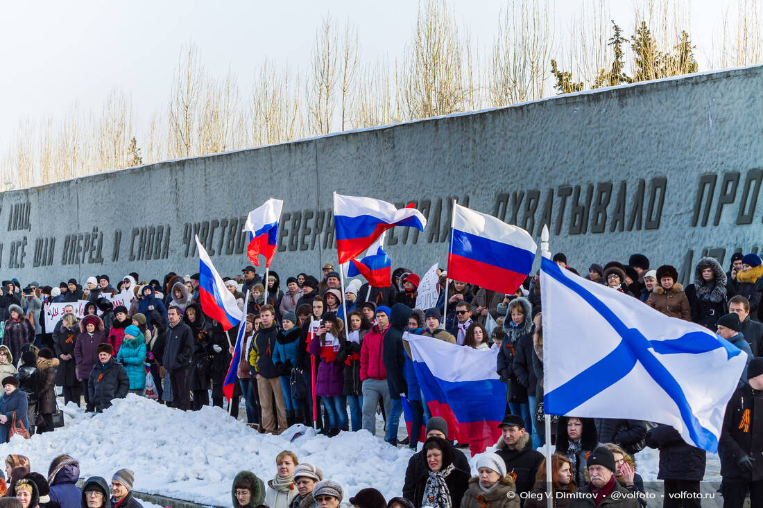 Участники митинга-антимайдана пришли с плакатами «Нет войне» и «Волгоград против фашизма» фотография