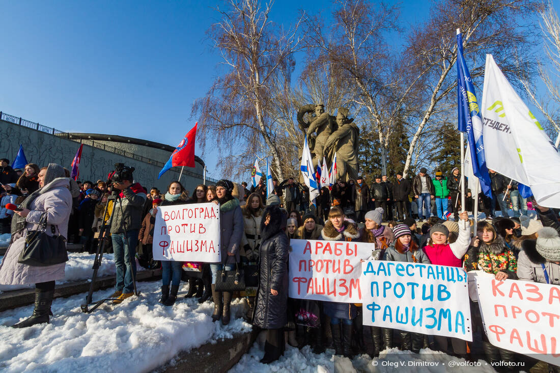 На Площади Героев собралось около пяти тысяч человек фотография