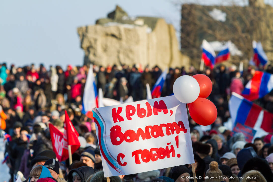 Участники митинга-антимайдана пришли с плакатами «Нет войне» и «Волгоград против фашизма» фотография