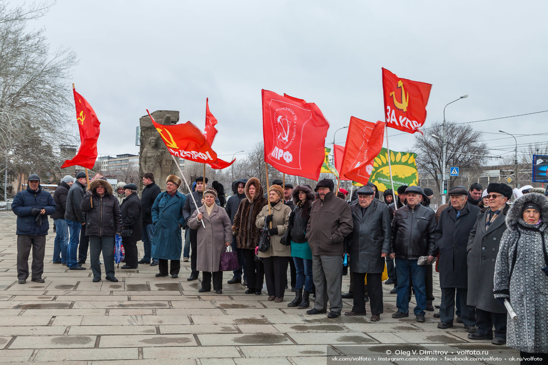 Члены КПРФ и сторонники партии собрались на митинг у Мамаева кургана фотография