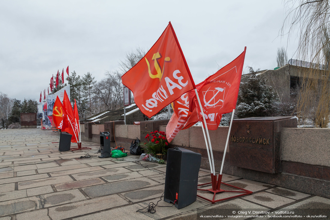 Цветы у тумбы с землёй города-героя Севастополя и символика партии фотография