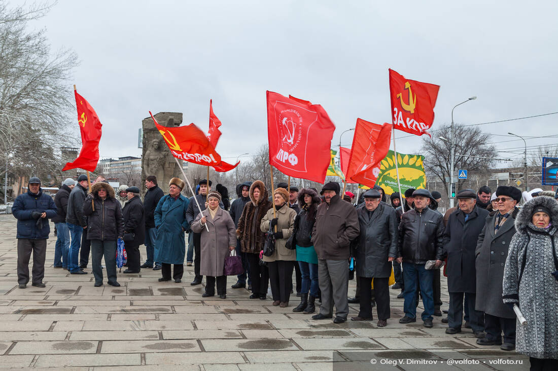 Члены КПРФ и сторонники партии собрались на митинг у Мамаева кургана фотография