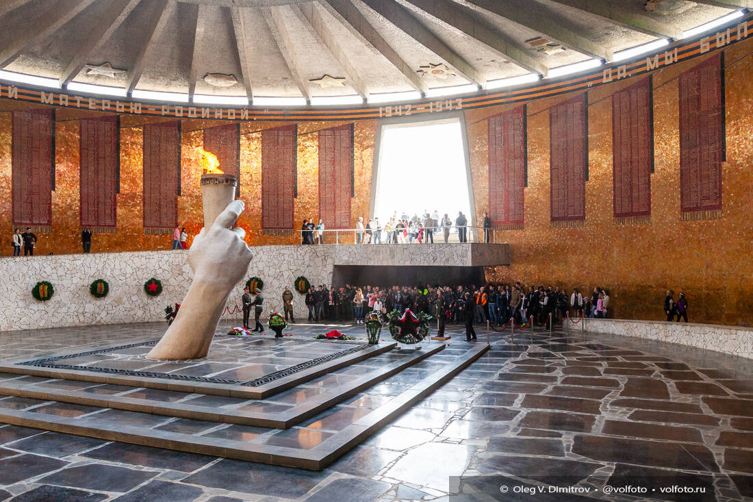 «Ночные волки» возложили цветы на Мамаевом кургане фотография