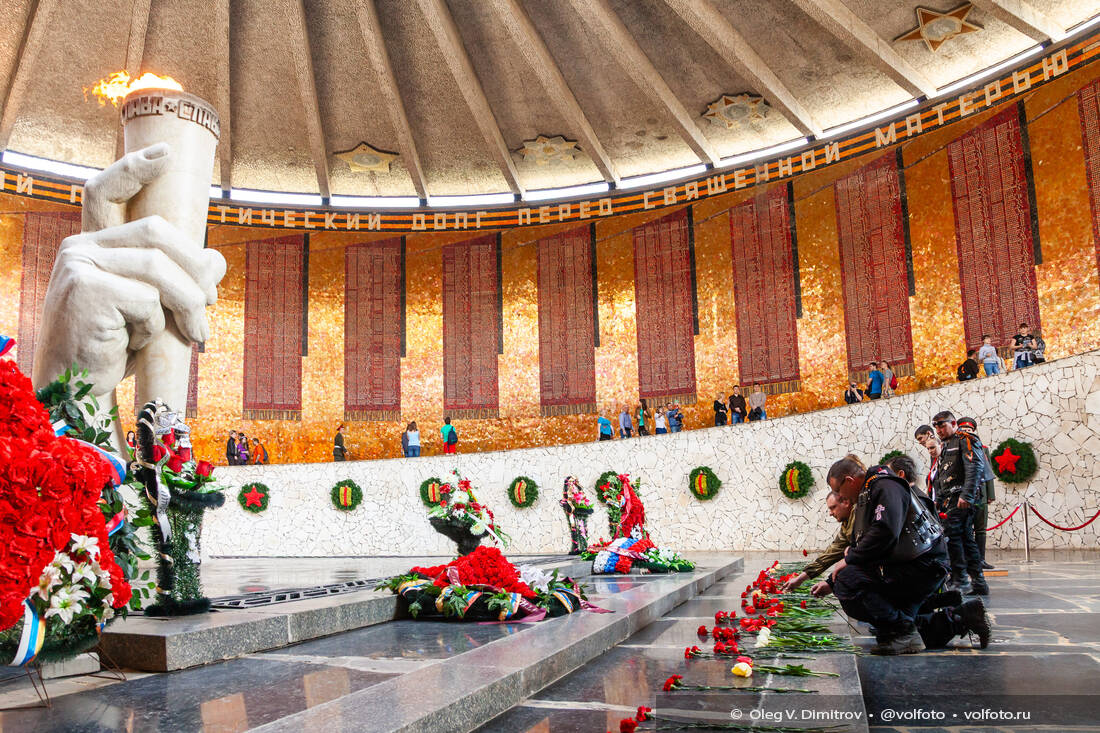 «Ночные волки» возложили цветы на Мамаевом кургане фотография